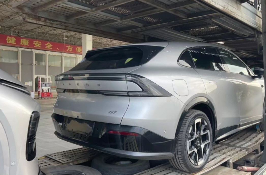在小鹏跟华为合作的XHUD发布会上，小鹏也正式公开了下一款新车：小鹏G7。这款