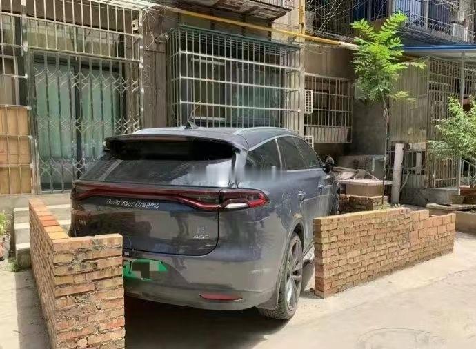 提问：这辆比亚迪是怎么停进去的？？？海阔试车超话​​​