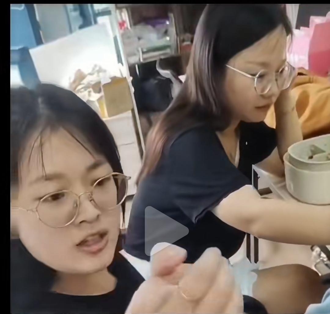 长得美点外卖就可以不给钱吗？凭什么她可以理直气壮的白嫖，翘起二郎腿有恃无恐？