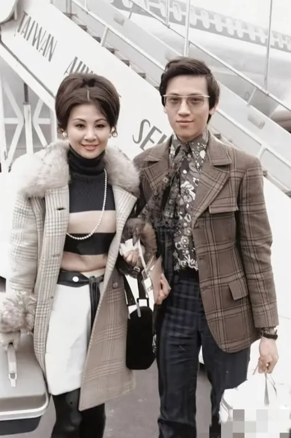 知道照片中的两位是谁吗？原来他们是歌星陶喆的父母。当时是1972年，看他们的装束
