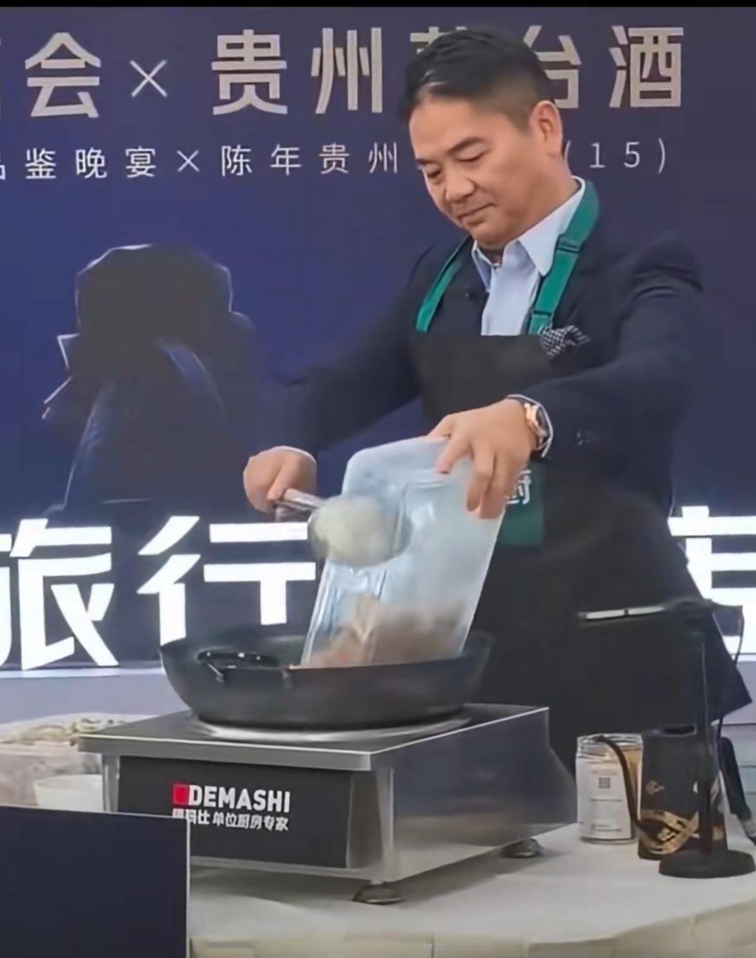 刘强东使坏，直播炒菜时cue了三个人：马云、贾国龙和罗永浩。刘强东：这锅不会是