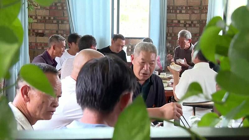前公司有个共事3年的老同事，离职前半个月还在组局喊大家以后常聚，结果走的第二天，