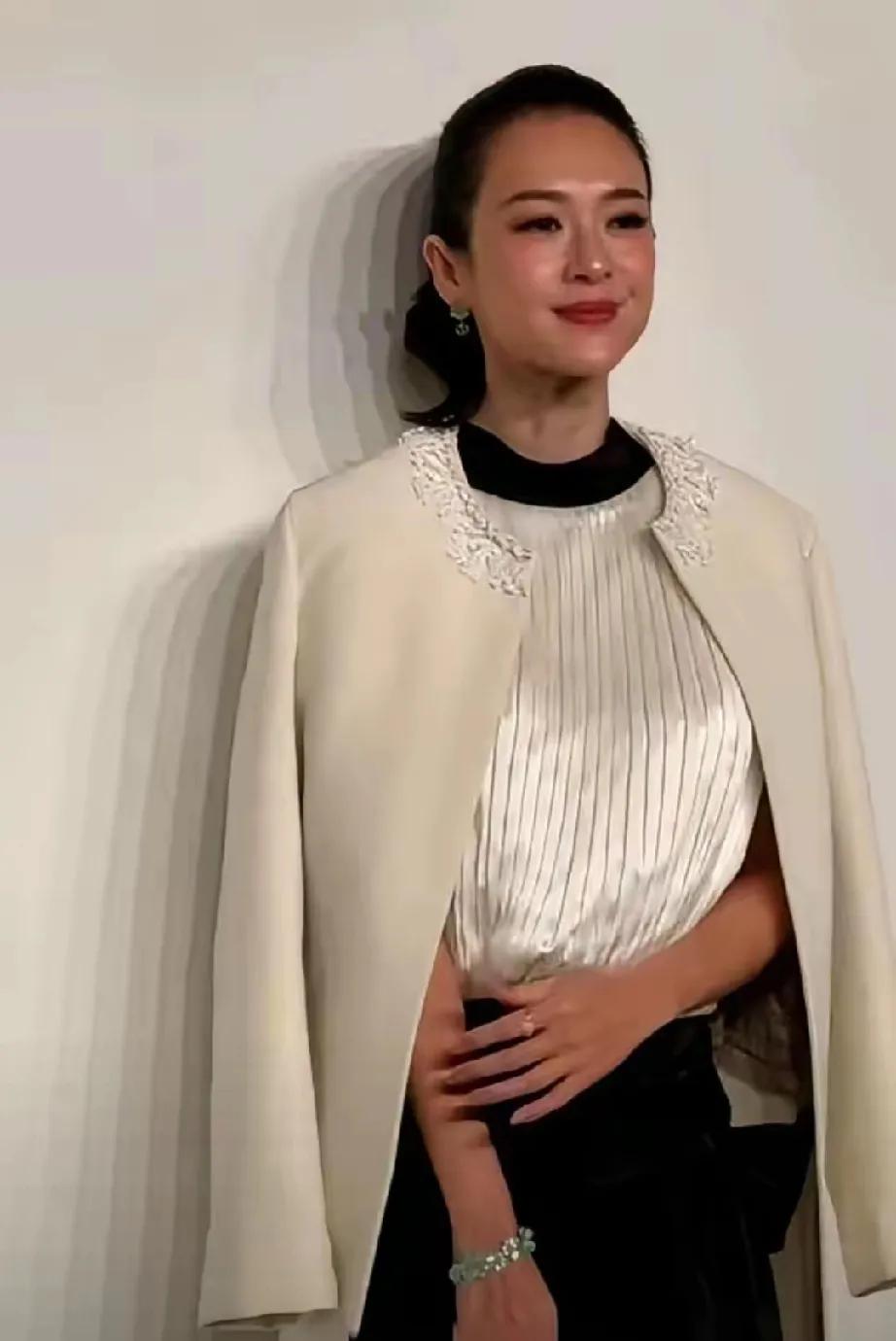 昨晚巴黎Dior高定秀尾声，章子怡一袭黑裙惊艳亮相，闪光灯狂闪，可评论区却被她与