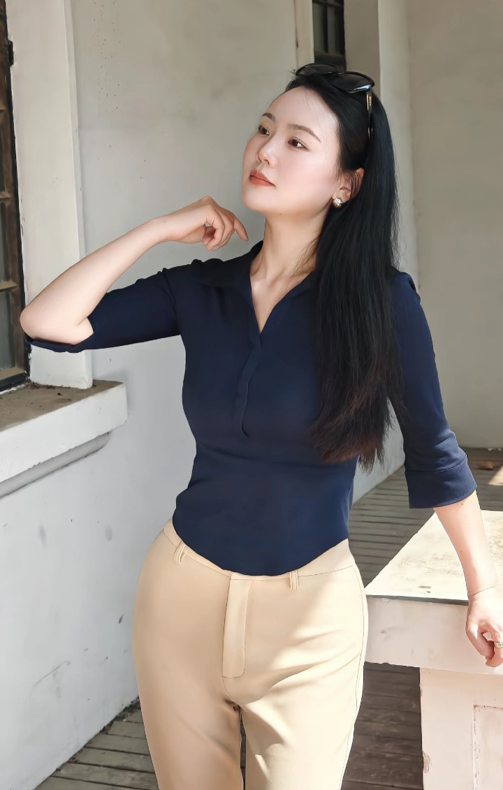 精致五官+大长腿