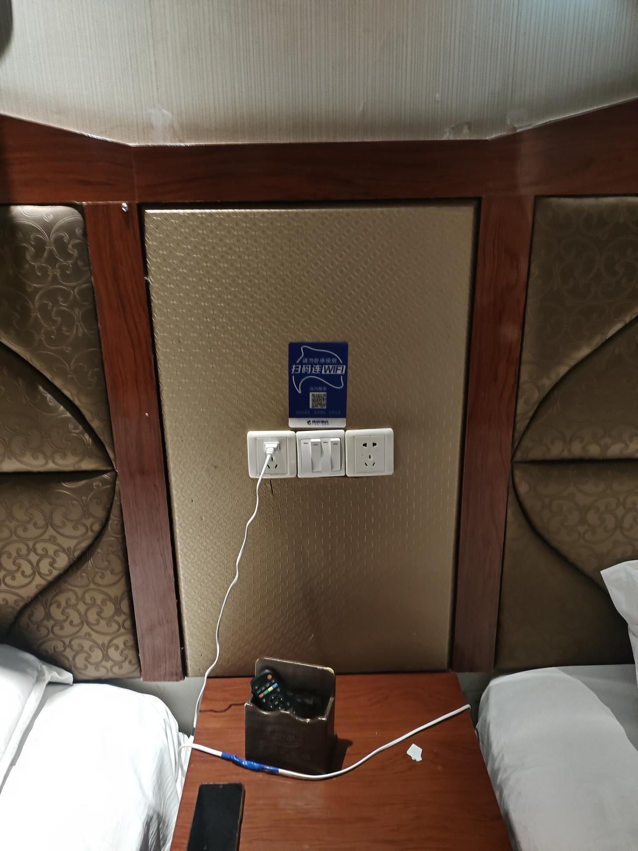藏区的夜晚格外寒冷昨日晚间，我们旅游团下榻于迭部县城。颇为有趣的是，宾馆没有