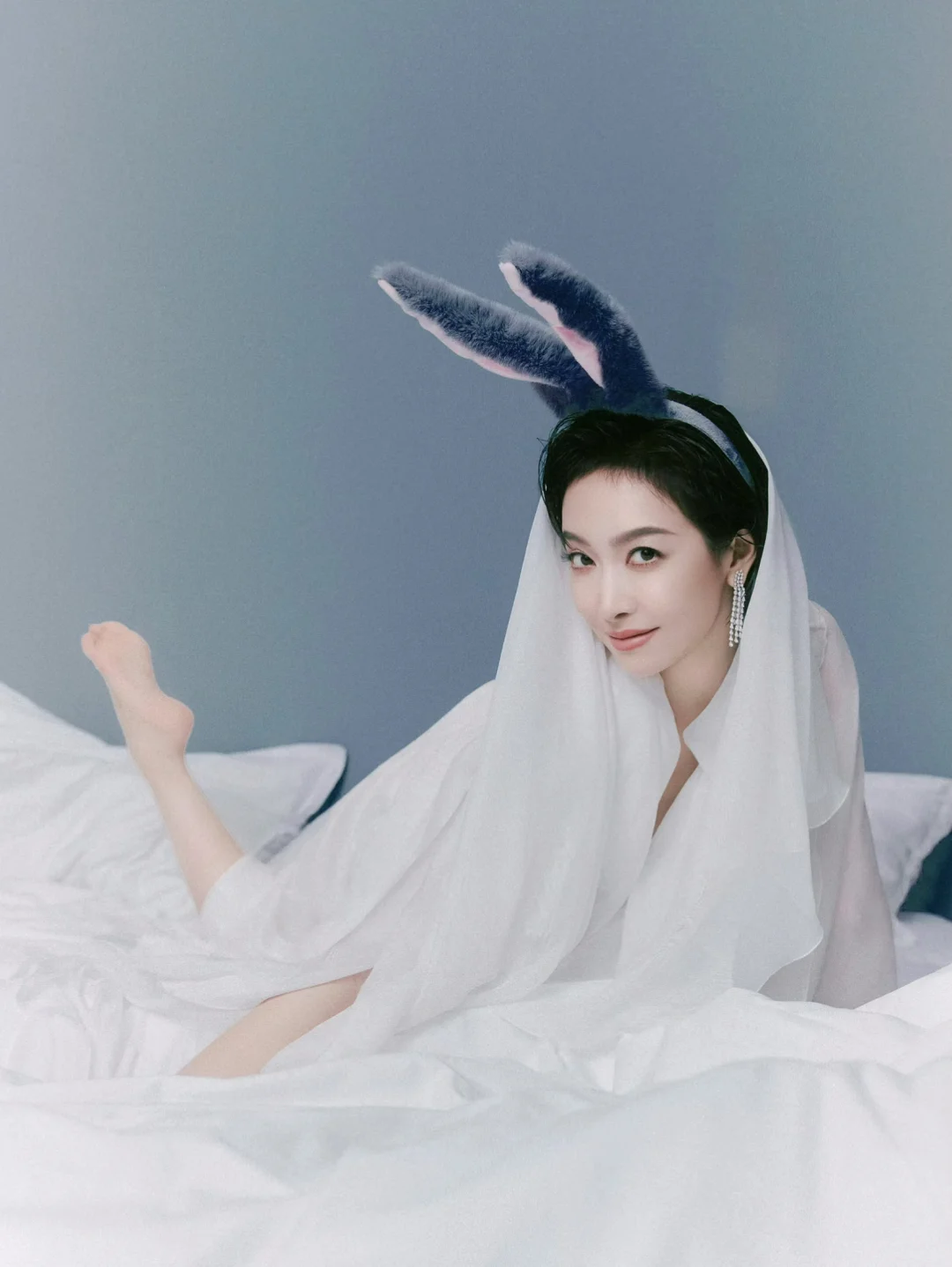 女星翘脚小动作，让静态画面有了心跳