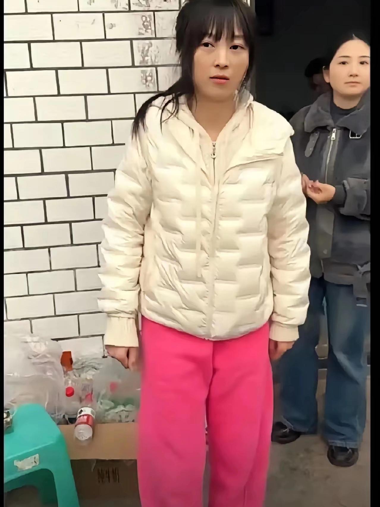 呆呆一身白棉袄，粉裤子，凌乱的头发，就这样火出圈了。这种场景，只能在中国看到