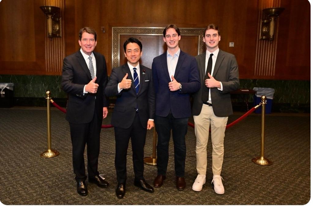 日本防卫大臣小泉进次郎：哈格蒂参议员（美国前驻日本大使）向我们介绍了他的两个儿子