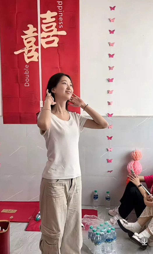 这妹子眼睛有光啊，是一个好姑娘。