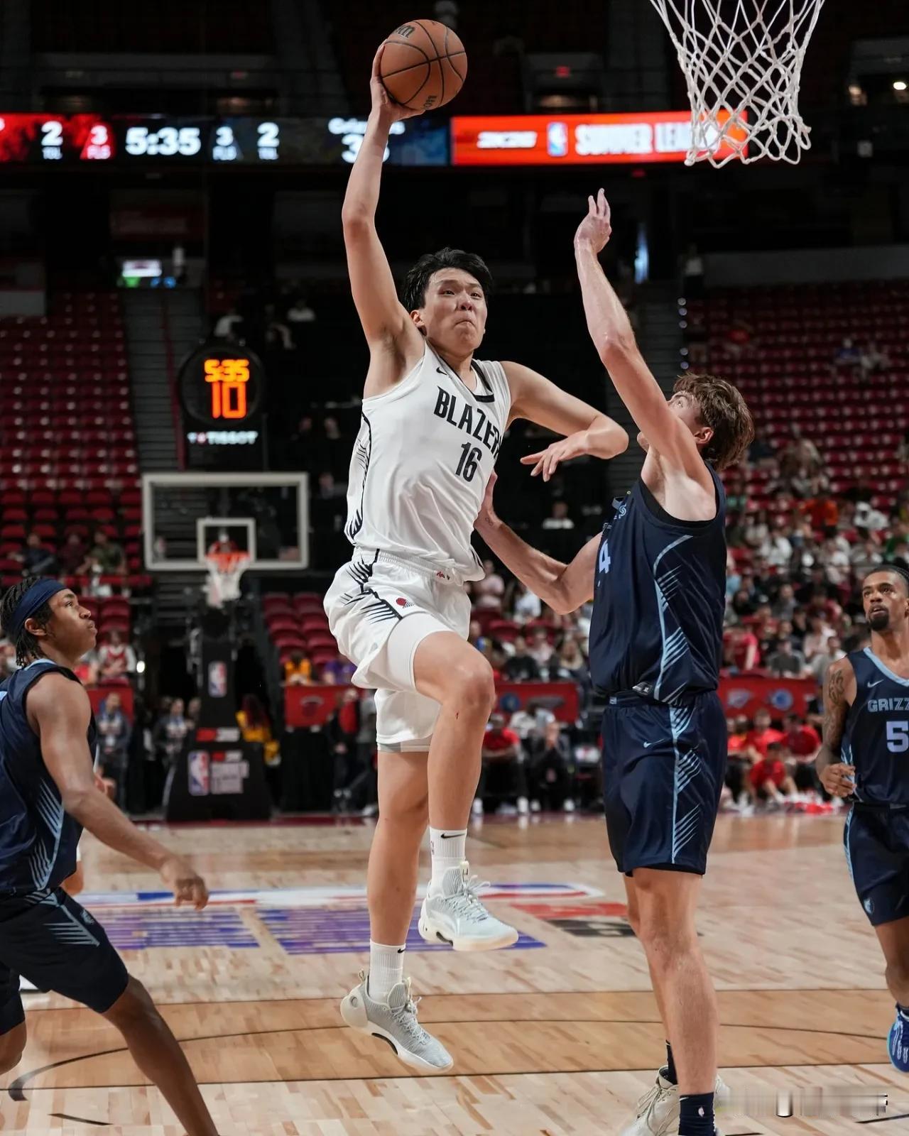 体能是最大缺陷，杨瀚森爆砍10分5篮板！在今天的NBA夏季联赛中，杨瀚森继续