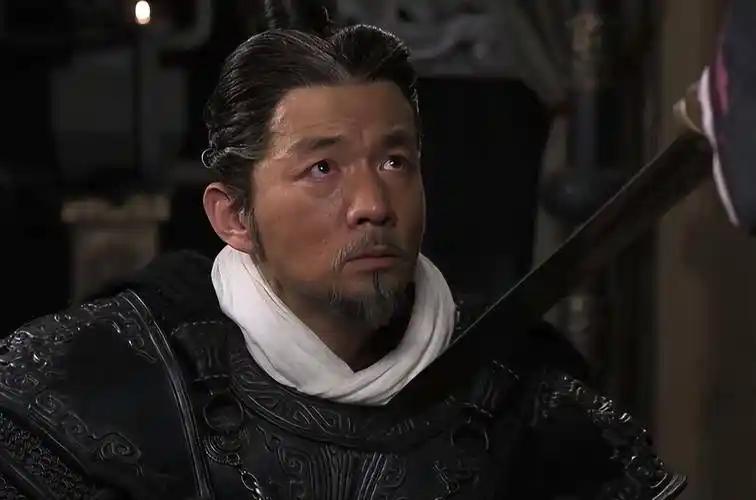 白起临终前，握着儿子的手泣道：“我一生歼敌百万，却唯独怕一个人，他的谋略比我狠十