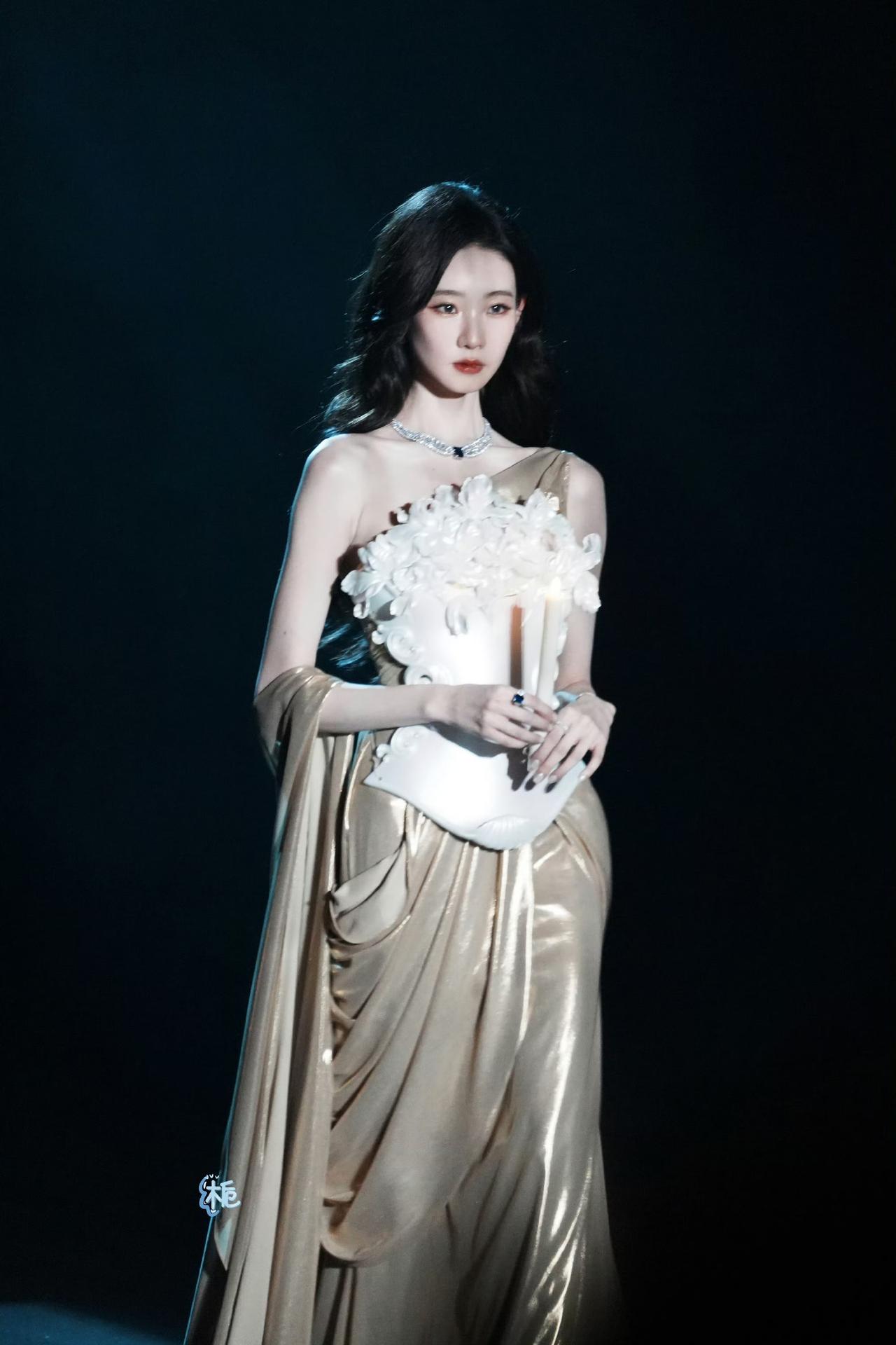 张艺首次T台走秀杀疯了！176cm+超模比例，这才是天生的衣架子张艺凡终于