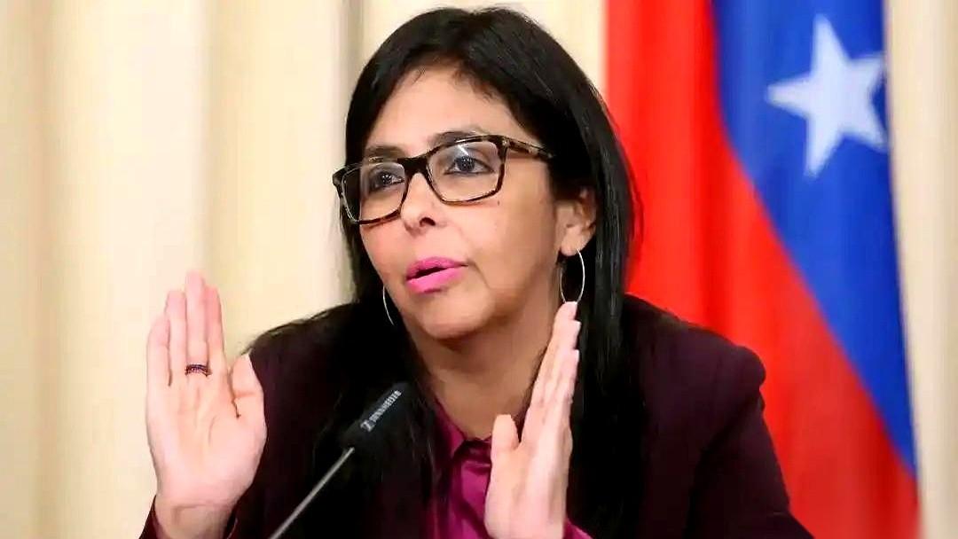 一个国家的副总统，对着全世界，管美国要自己总统的“生命证明”。就这一句话，比一