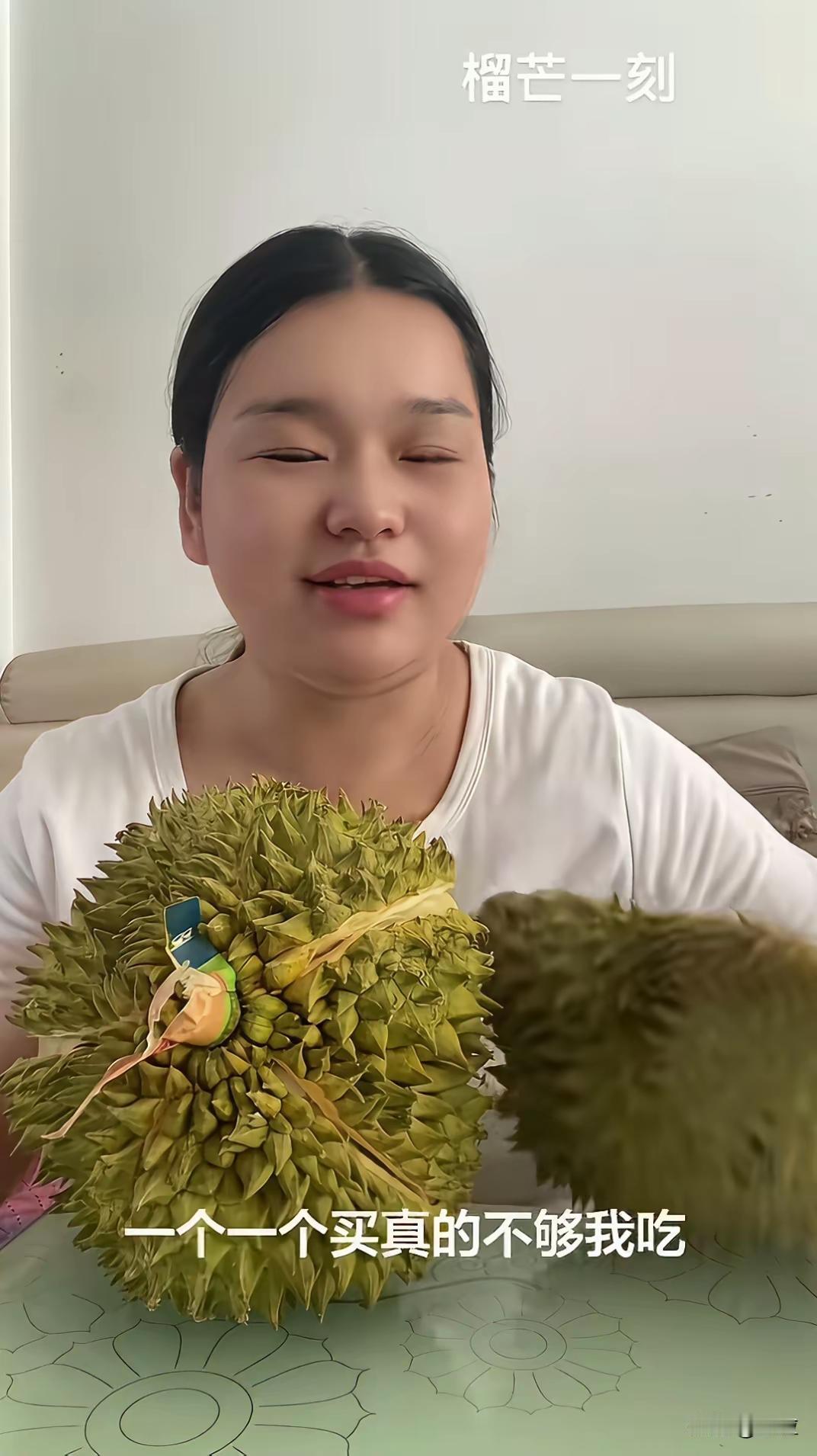 这个女子每天买一个榴莲不够吃，她买了两个榴莲，婆婆说了她几句，她就回了娘家，并对
