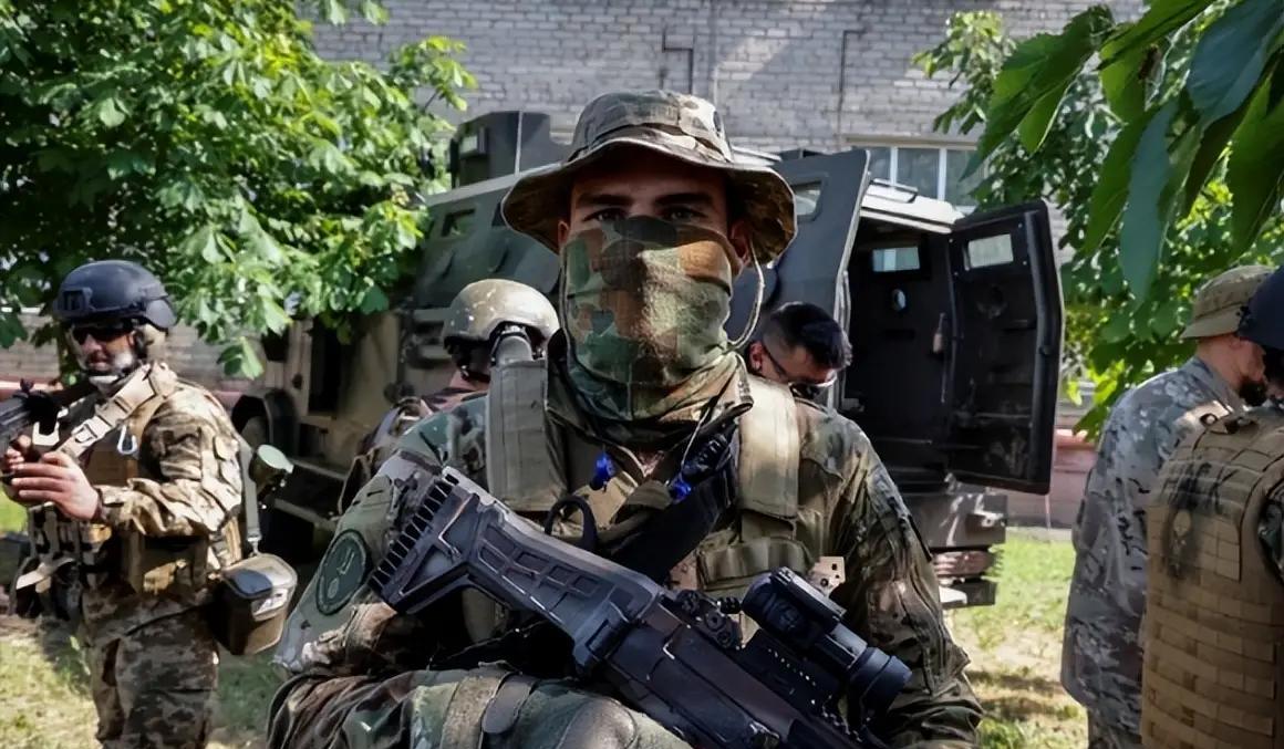 中国雇佣兵参战？泽连斯基视察第一线，发现中国雇佣兵帮俄军打仗8月4日，他跑到哈