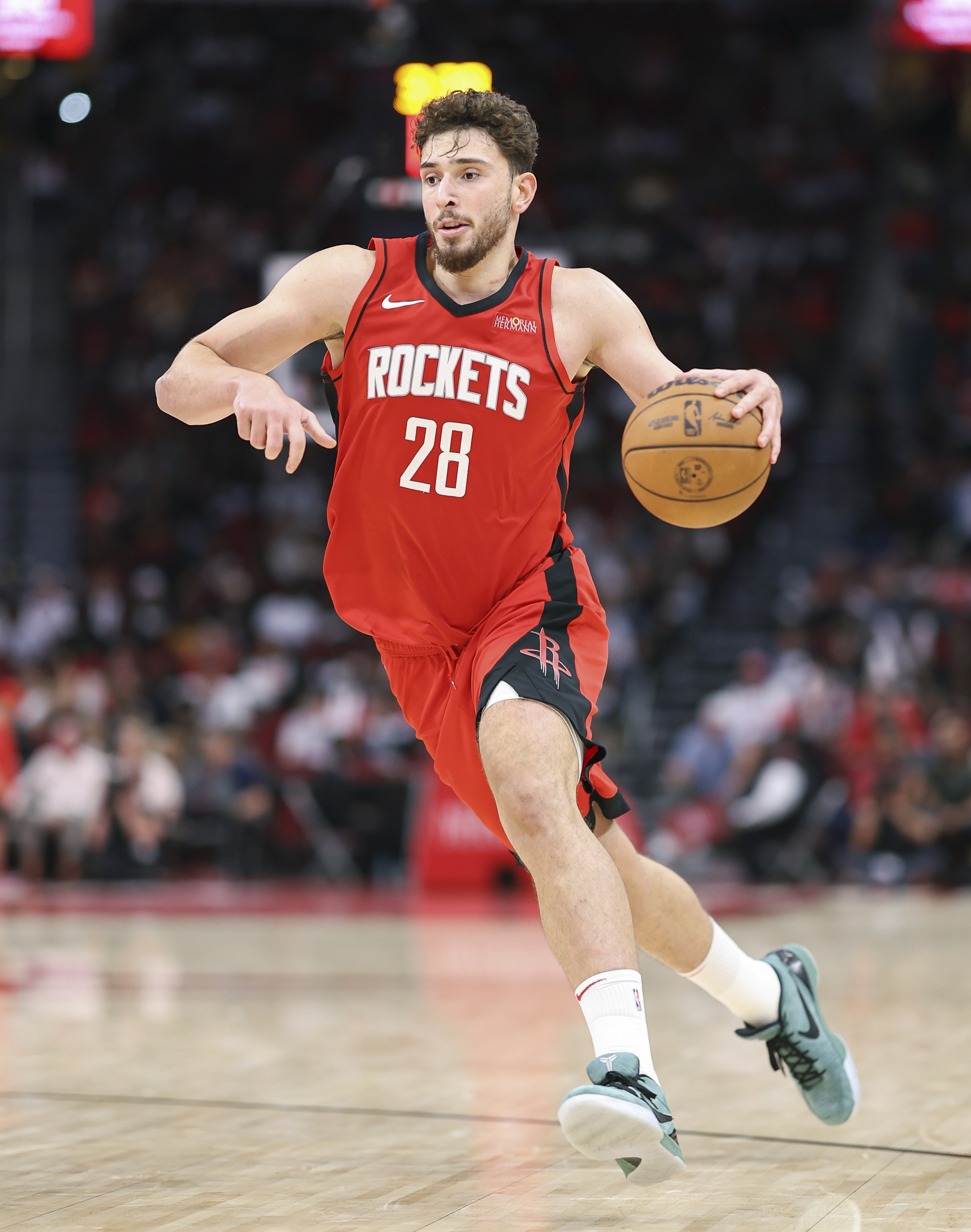 火箭队现在给杜兰特太多的压力，每场比赛基本上都是他单打才能轻松得分。如果火箭队跑