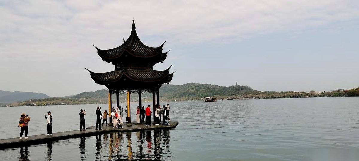 高速活生生开成了市区环线，每个服务区必停。真的，逢进必停。就因为我们那辆大巴