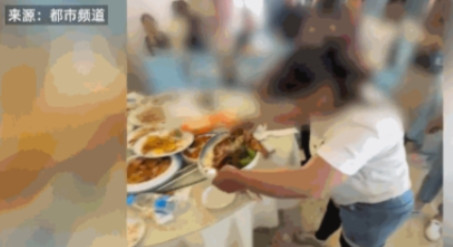 “太缺德了！”6月23日，黑龙江，一大妈在酒店里吃席时，看到服务员端上来了一盘菜