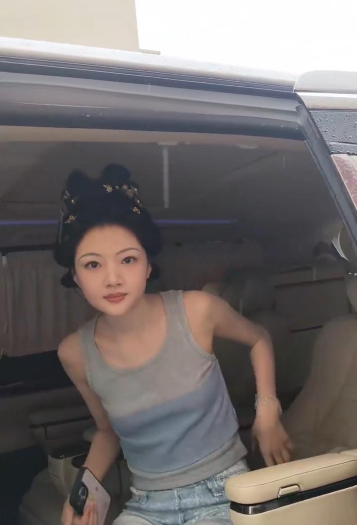 真的心疼任敏了，明明瘦成这样，但是脸看着还是圆圆的，肉肉的。甚至因为身子瘦，显得