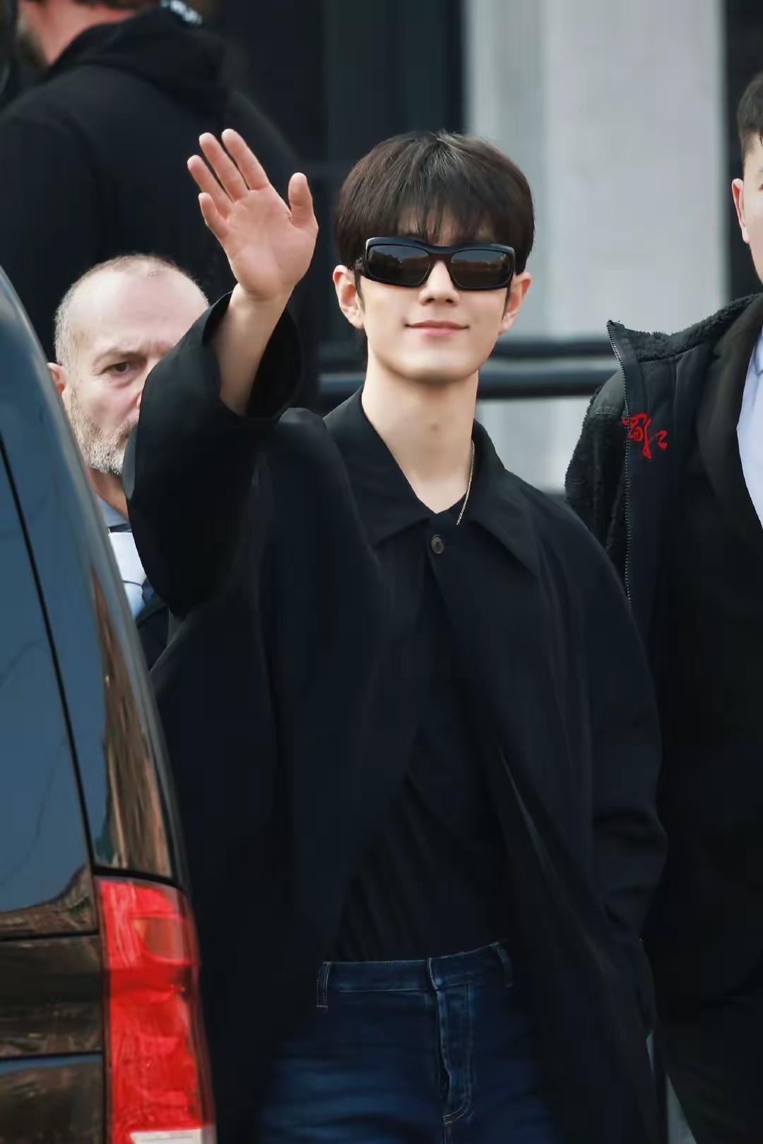 说实话，看到肖战在海外被高奢捧着供着这阵仗，我脑子里就蹦出四个字：活久见。国