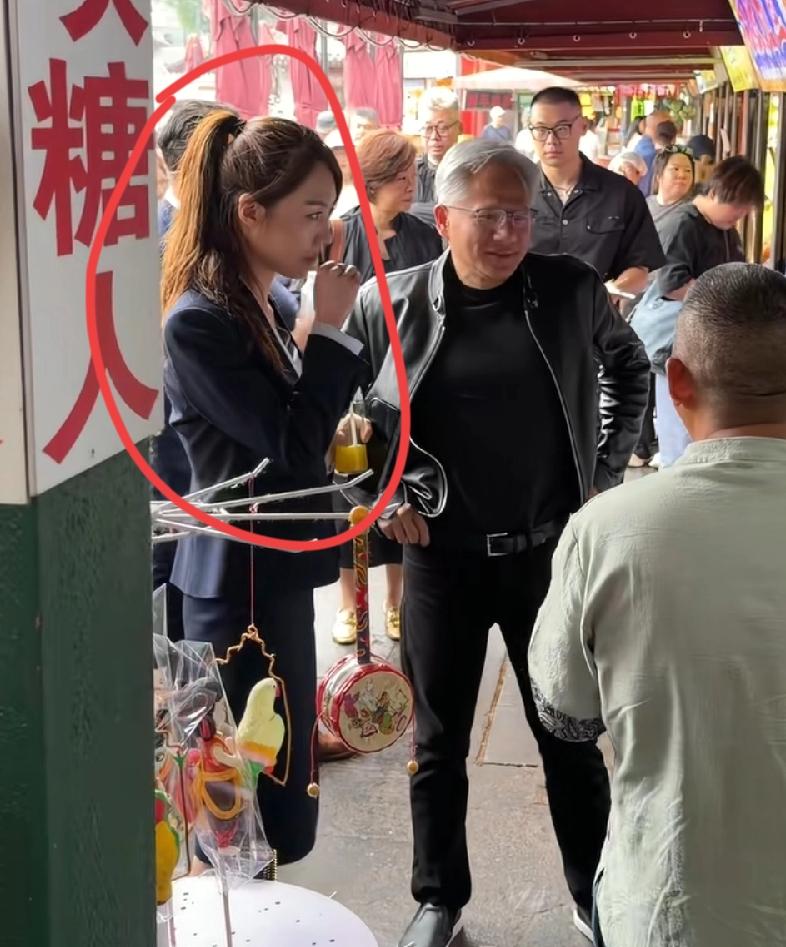 陪黄仁勋逛街这位年轻美女是谁？穿着西装工作制服，身材高挑，比黄仁勋还高，扎着马尾