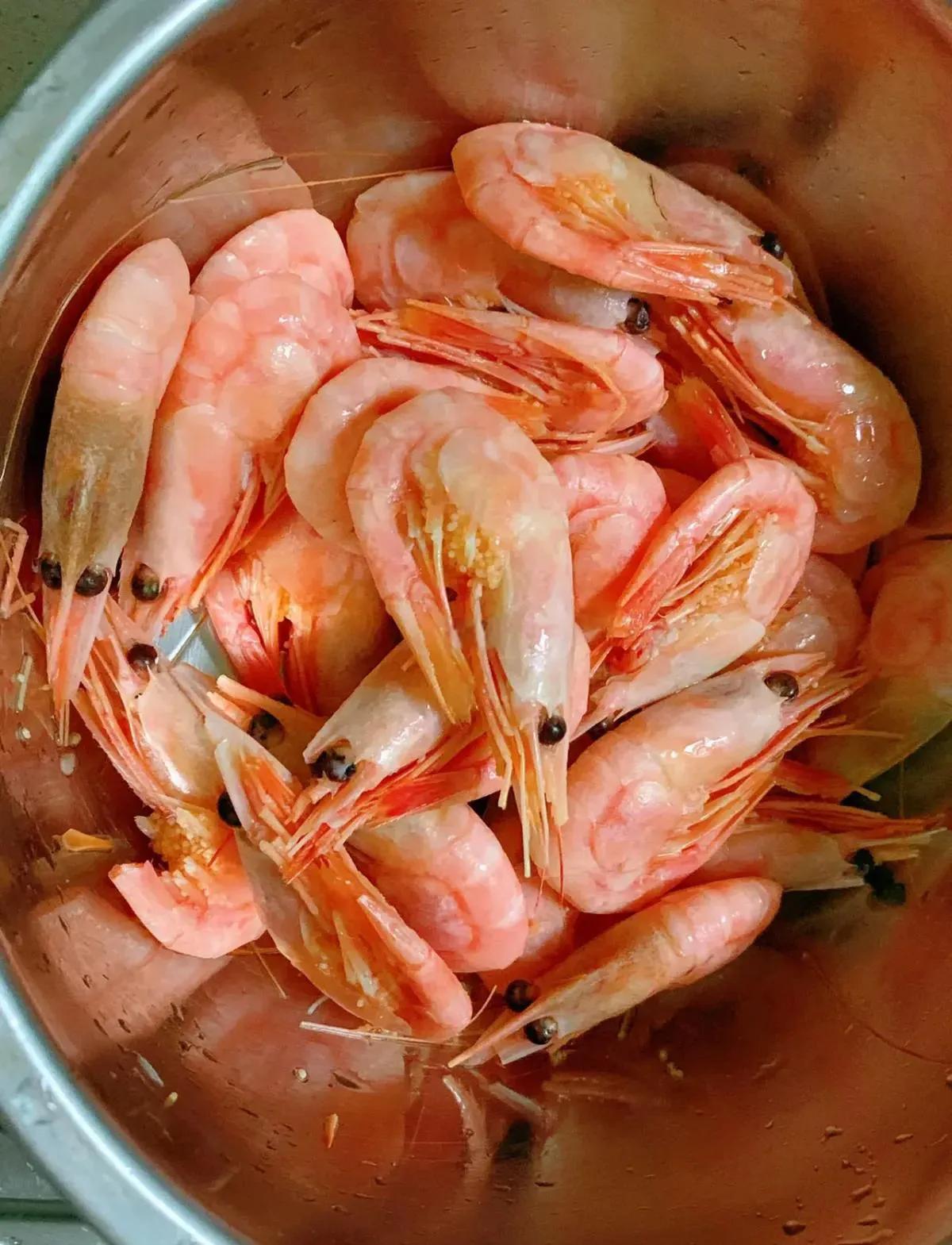 就因为这玩意，让我在众人面前难堪。亲戚们到大舅家聚餐，舅妈拿出一袋红色大虾倒进盆