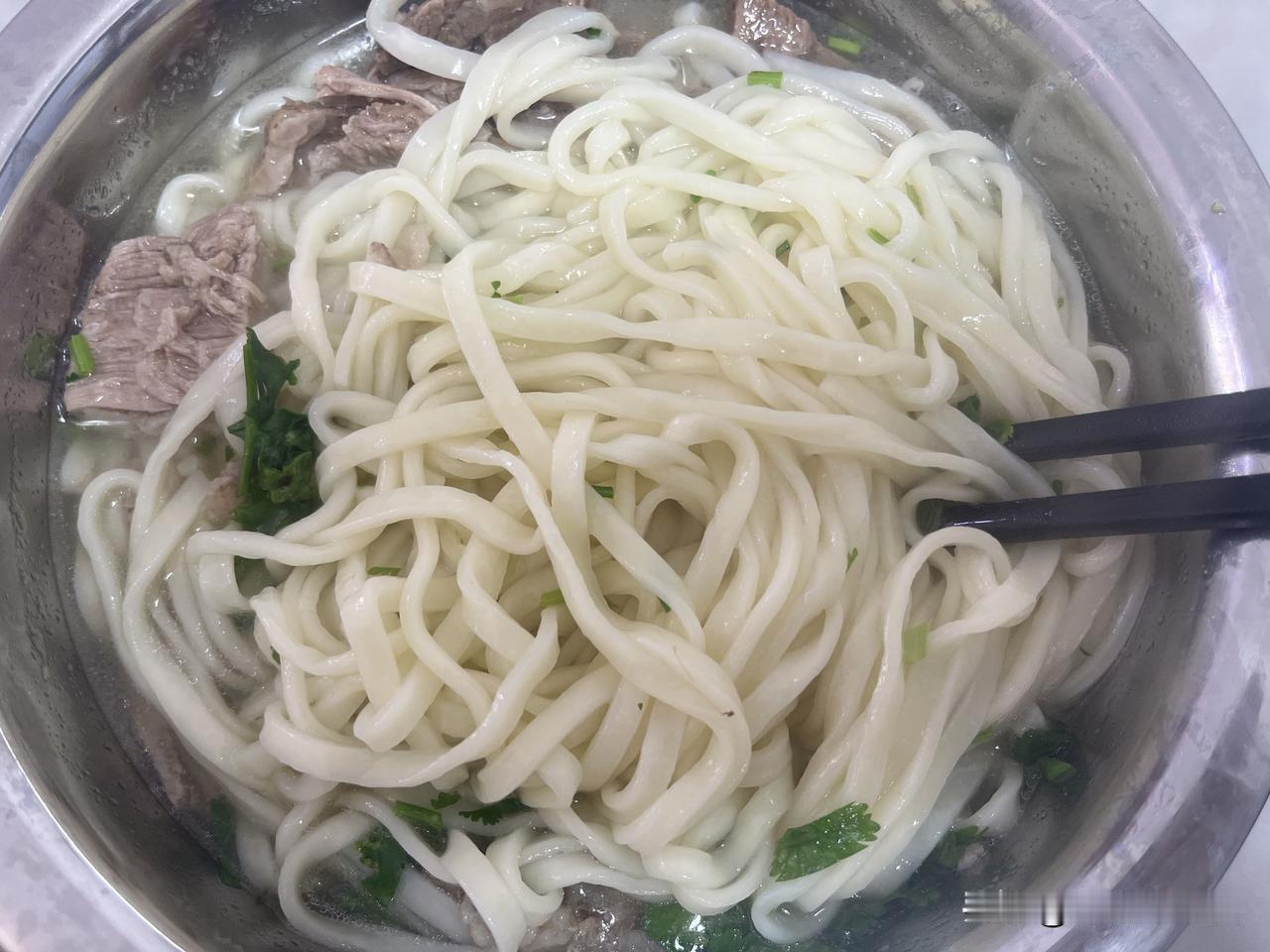 大冷天，炖一锅羊肉，再煮点面条，整个羊肉汤面吃，热乎乎得真舒坦！