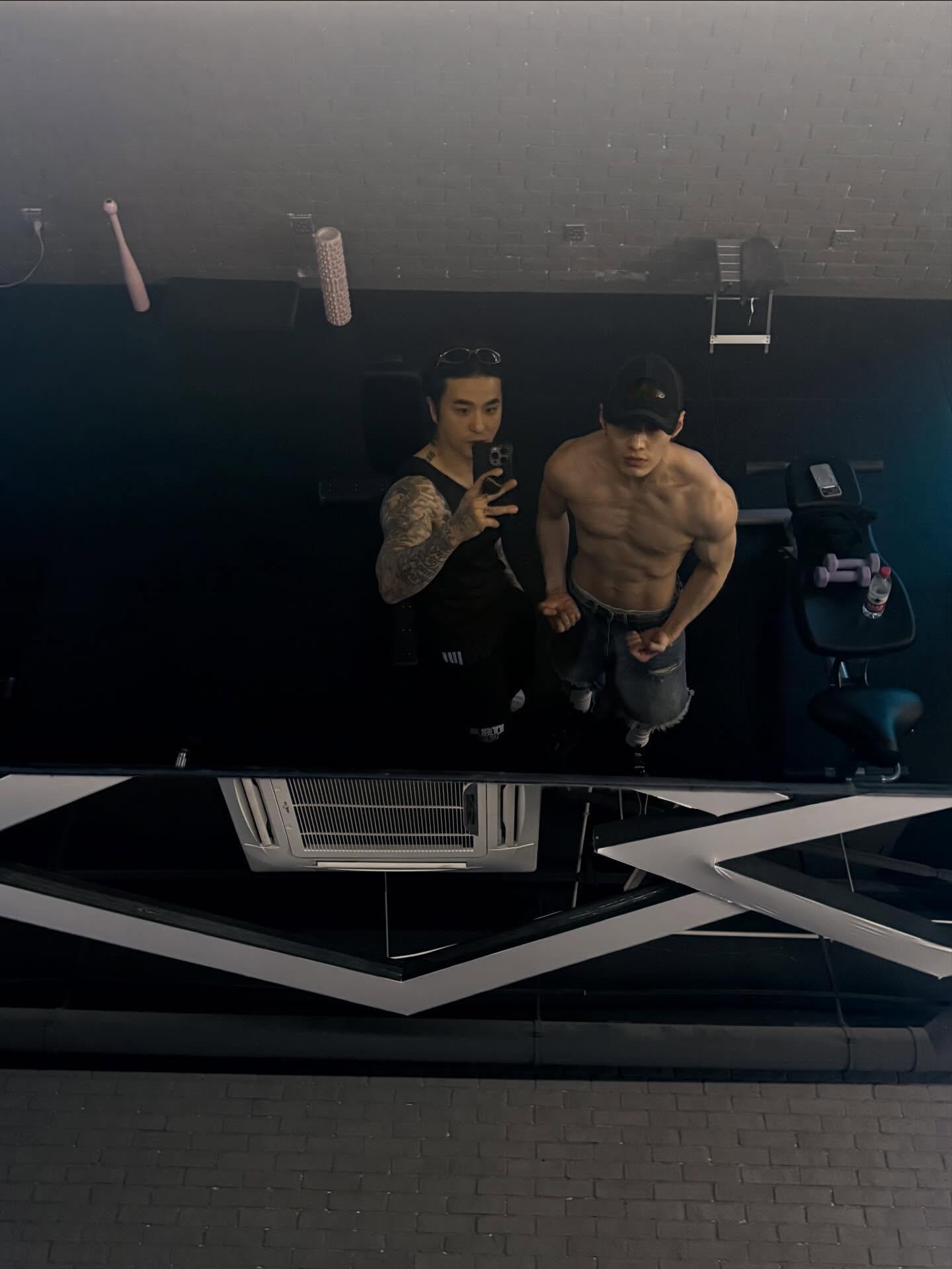 何与ins晒出了自己的肌肉照，鱼烧的身材是真的好啊，臭屁与哈哈。