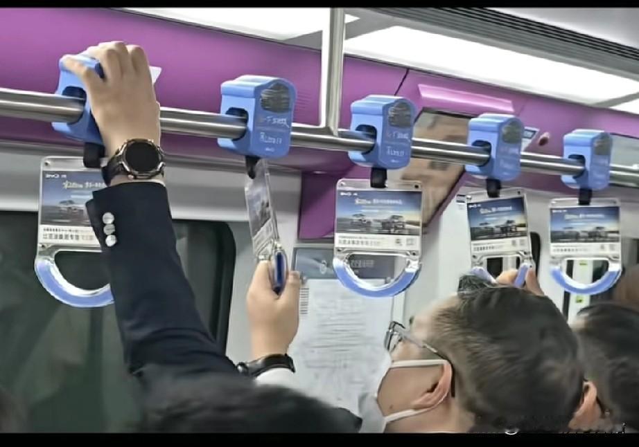 比亚迪王传福真的好低调。去去北京车展现场时，王传福带着妻子李柯选择坐公交和地