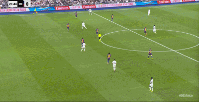 最适合贝林厄姆的位置可能还是伪9号！贝林厄姆是一位整体实力很强的球员，有身高，