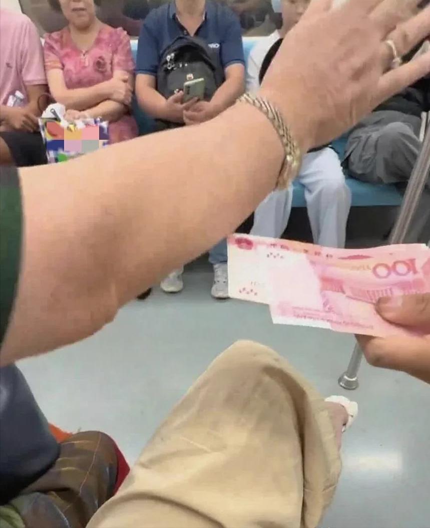 [点赞]8月26日，地铁上，一位男孩拿着500块现金，递给旁边的陌生奶奶，奶