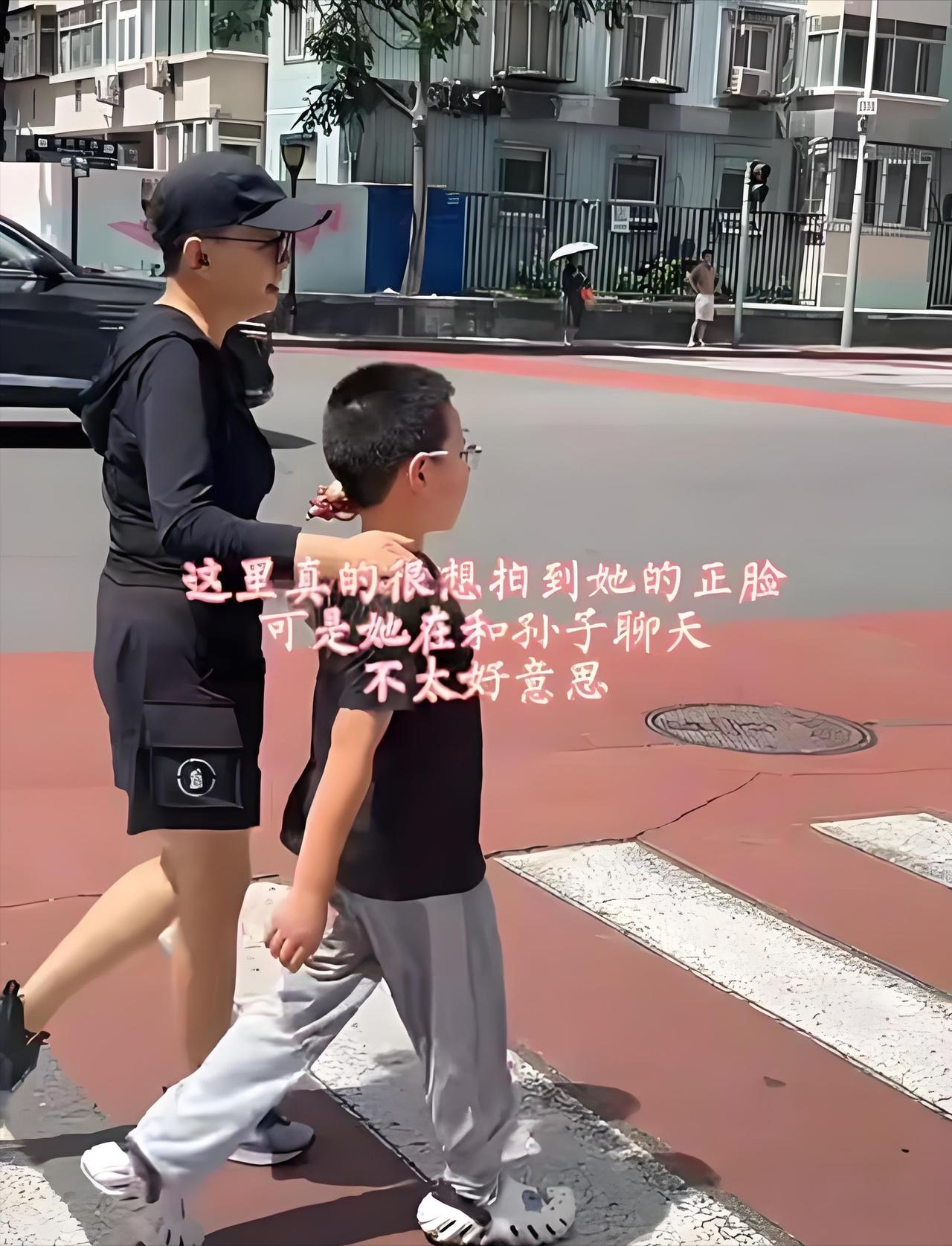 7月13日，65岁的宋丹丹，冲上热搜，这一次，不是在烈日下健身，而是2个孙子近照