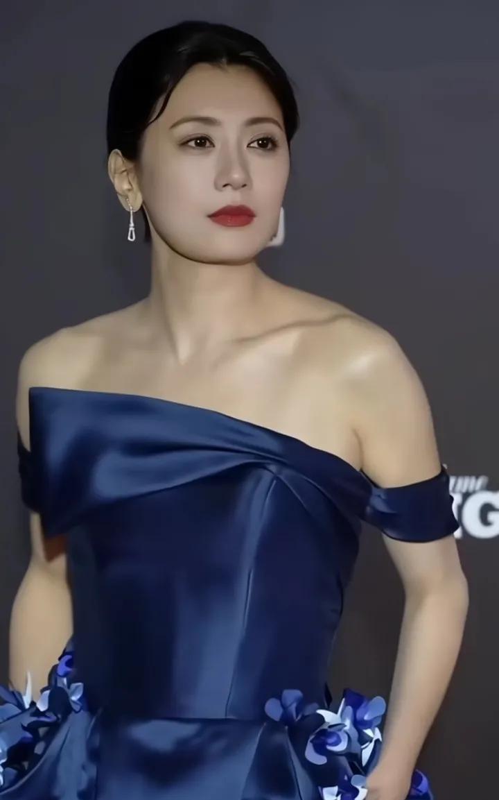 台湾第一美女贾静雯换了一身服装变得更漂亮了，不亏是台湾第一美女之称。贾静雯现在