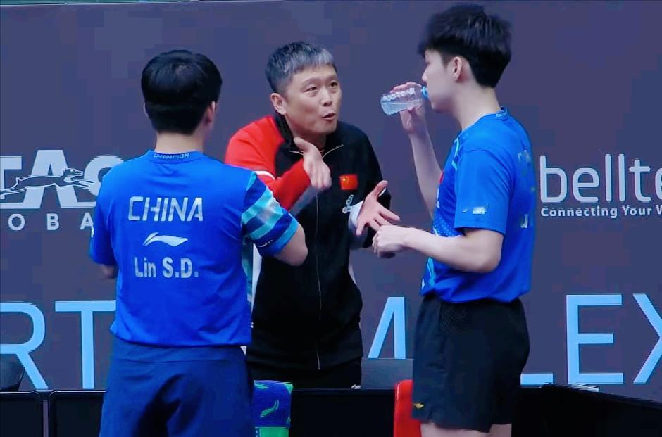 志强怒了！情绪很激动！第一局林诗栋/黄友政8-11塔卡/玛纳什·沙输球也就