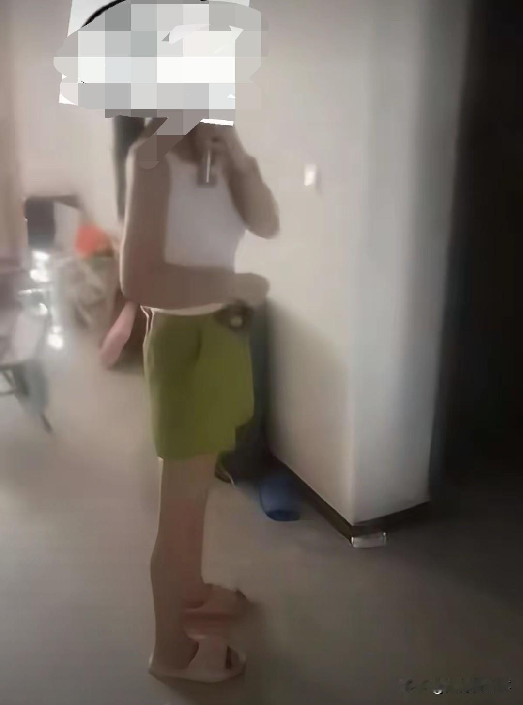 河北巨鹿，一个跑长途的90后货车司机提前收车回家，想给老婆一个惊喜，推开卧室门的