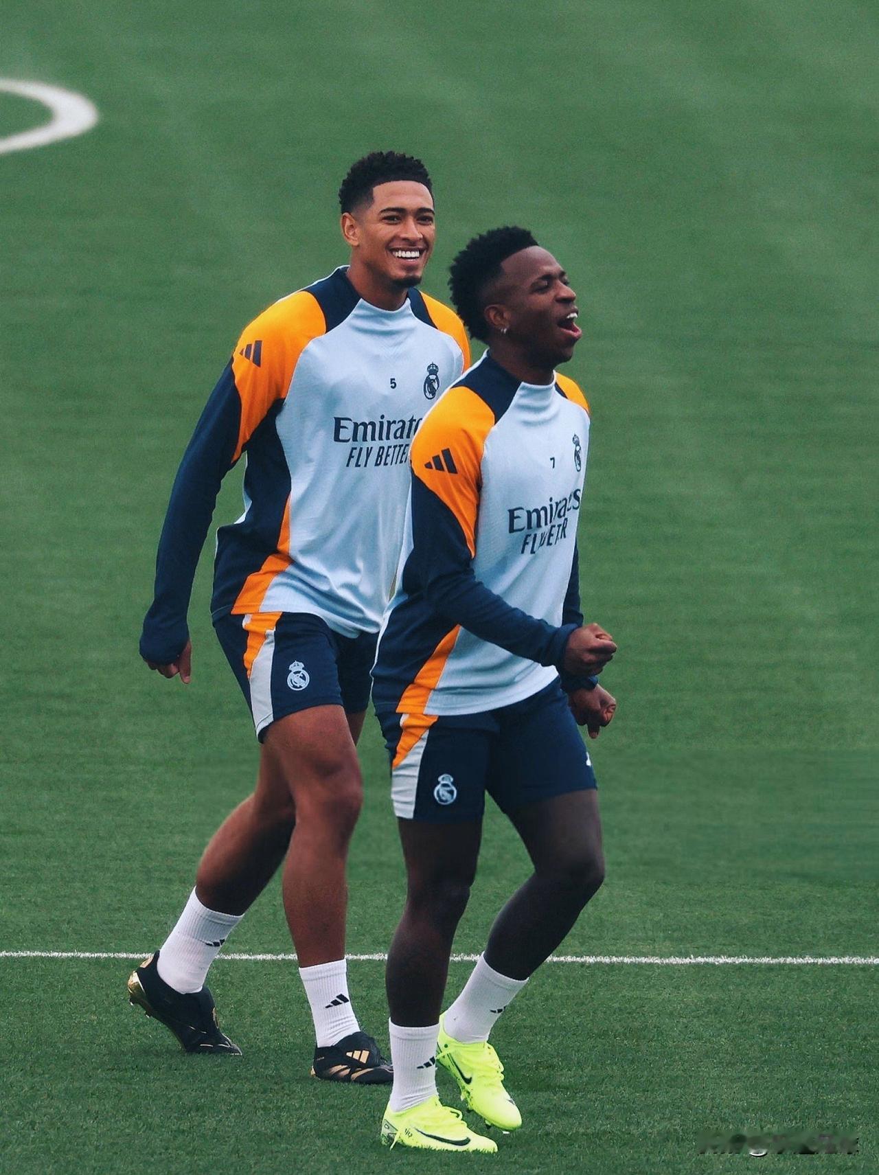 维尼修斯和贝林厄姆尚未在社交平台告别哈维·阿隆索。据报道，这两名球员与被解雇的