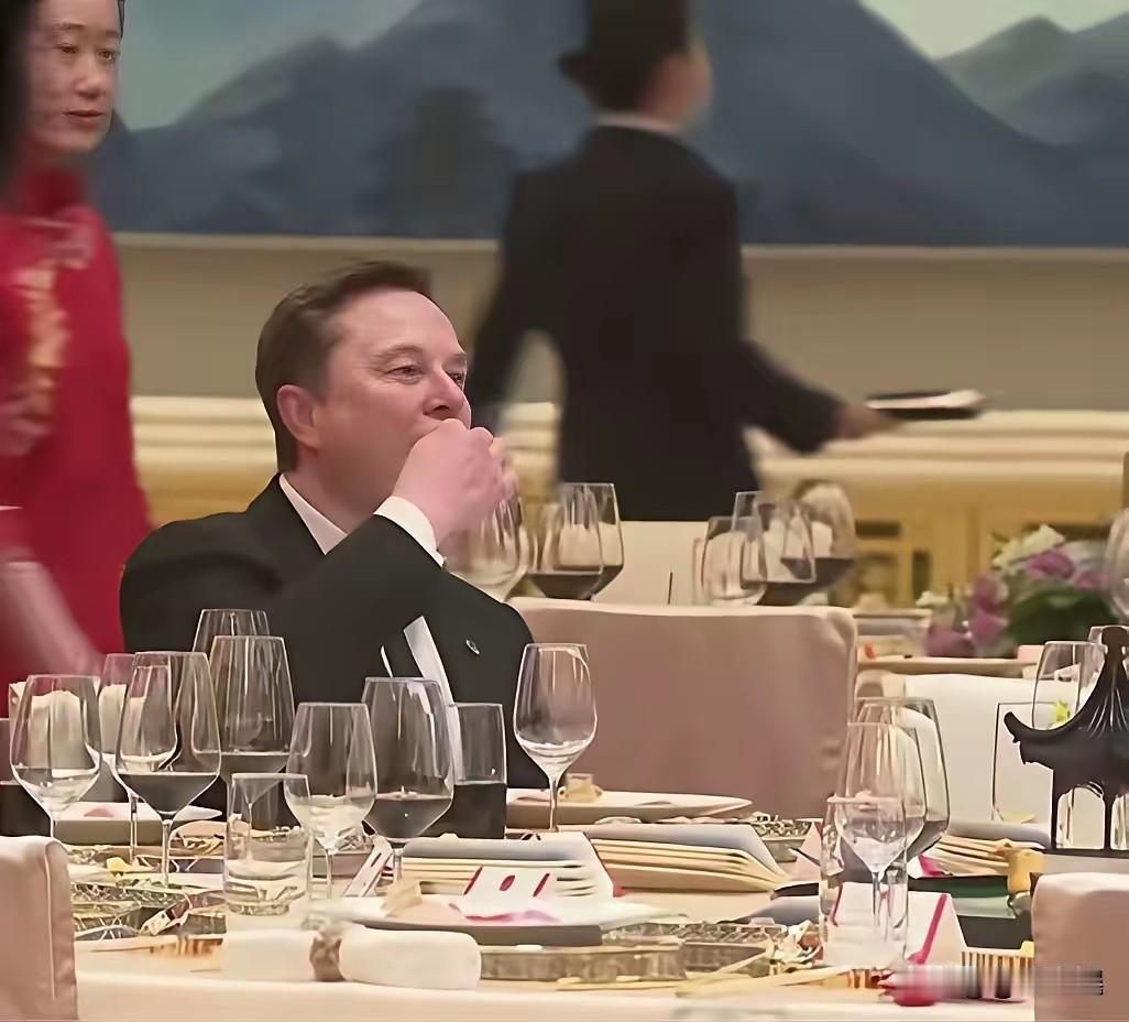 昨晚刷到一段马斯克参加晚宴的视频，真的太有意思了。其它人都是细嚼慢咽的，只有