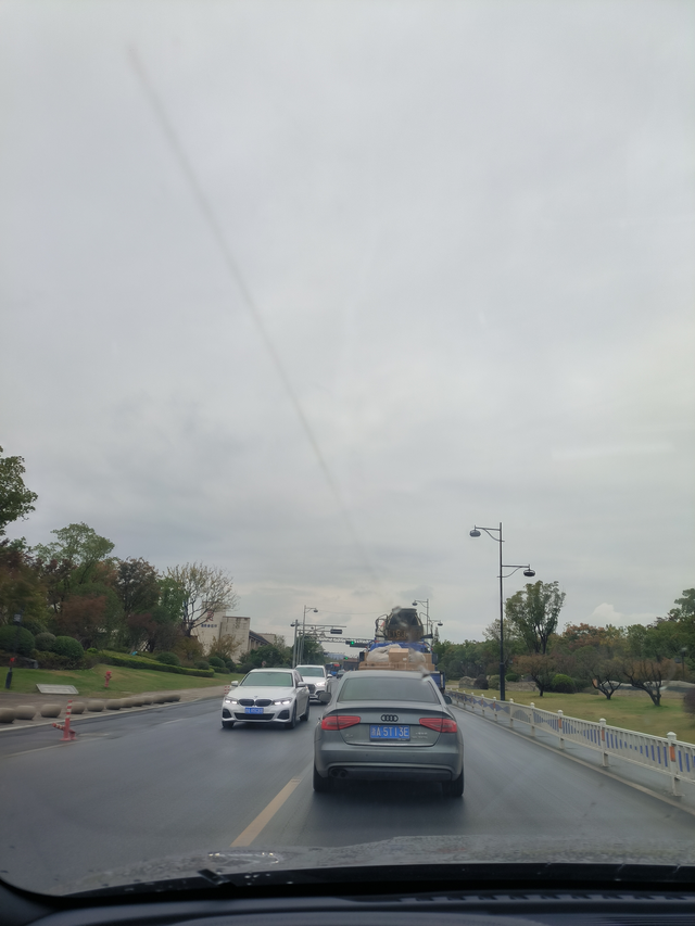 辣鸡雨刮器设计提车两周，昨天下雨才发现了这个设计缺陷：右侧雨刮器刮到最左边缘刚