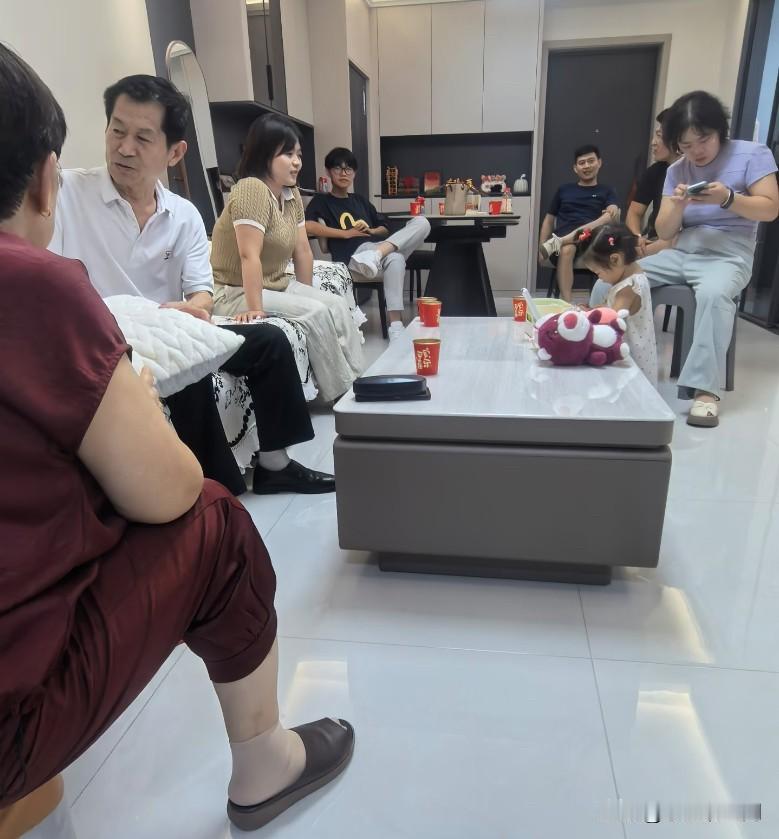 我搬了新家没通知别人，也没发朋友圈，只有爸妈和弟弟弟媳吃了顿饭，因为我知道只有这