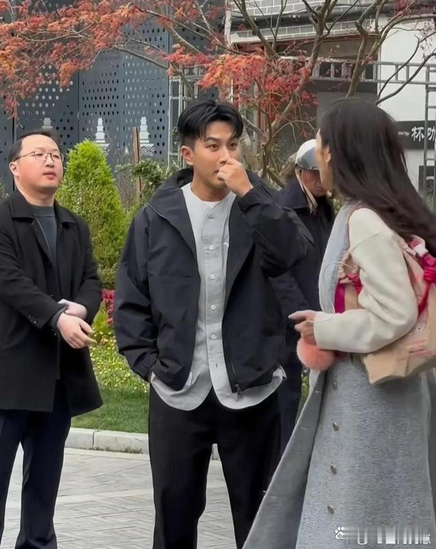 岁月格外优待刘恺威，51岁依旧俊朗帅气，儒雅沉稳，满满的成熟男性魅力。