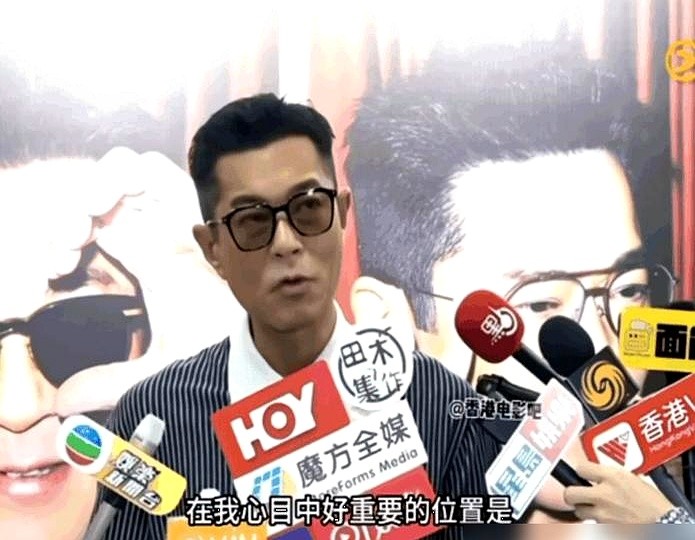 台上两人突然互跪，古天乐一把抱住刘德华，整整20秒没松开。这是古天乐入行30年第一次在红馆开个唱。到
