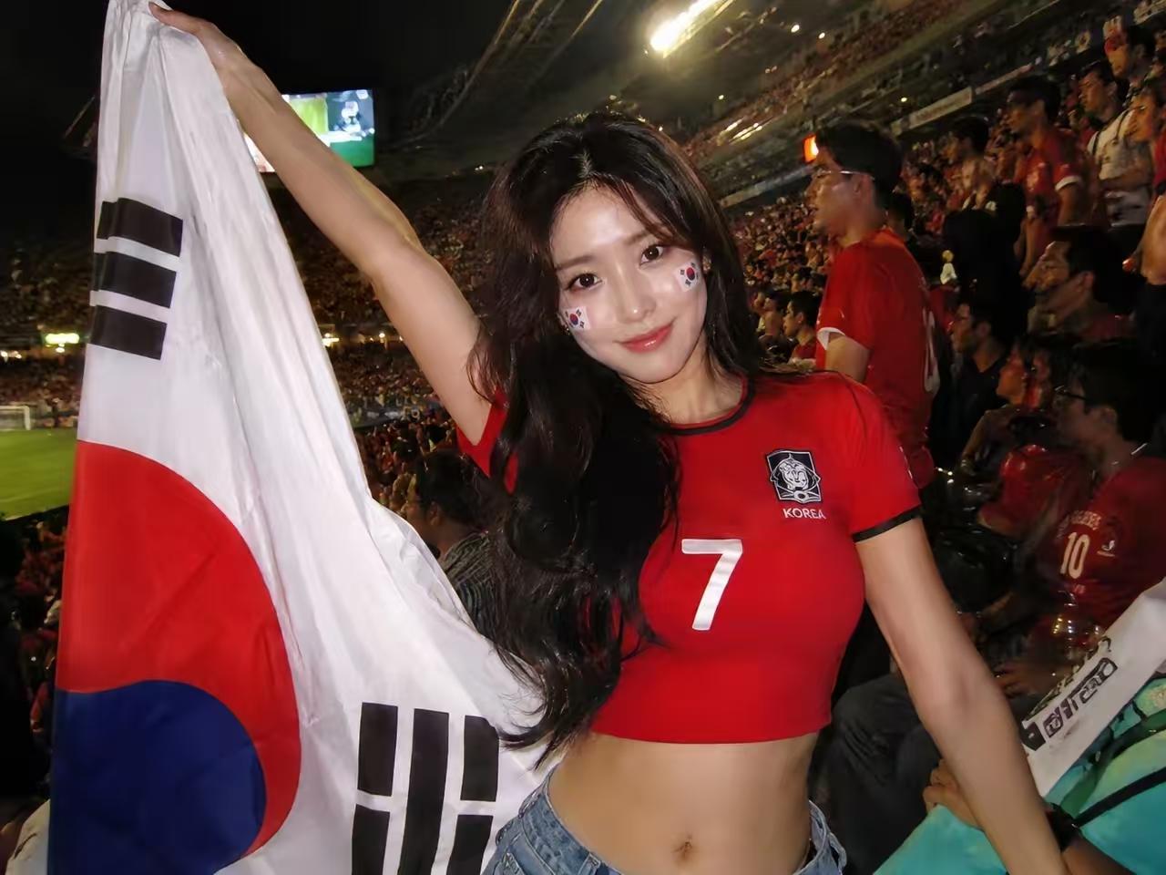 真心羡慕韩国球迷，不仅首场比赛2:1战胜捷克，还有这么多女明星到现场呐喊助威。柳