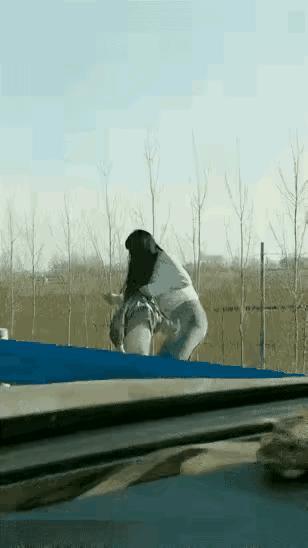 这个五六岁的熊孩子，就因为妈妈没有给他喜欢的玩具，坐车回家的路上，不仅抢夺妈妈的