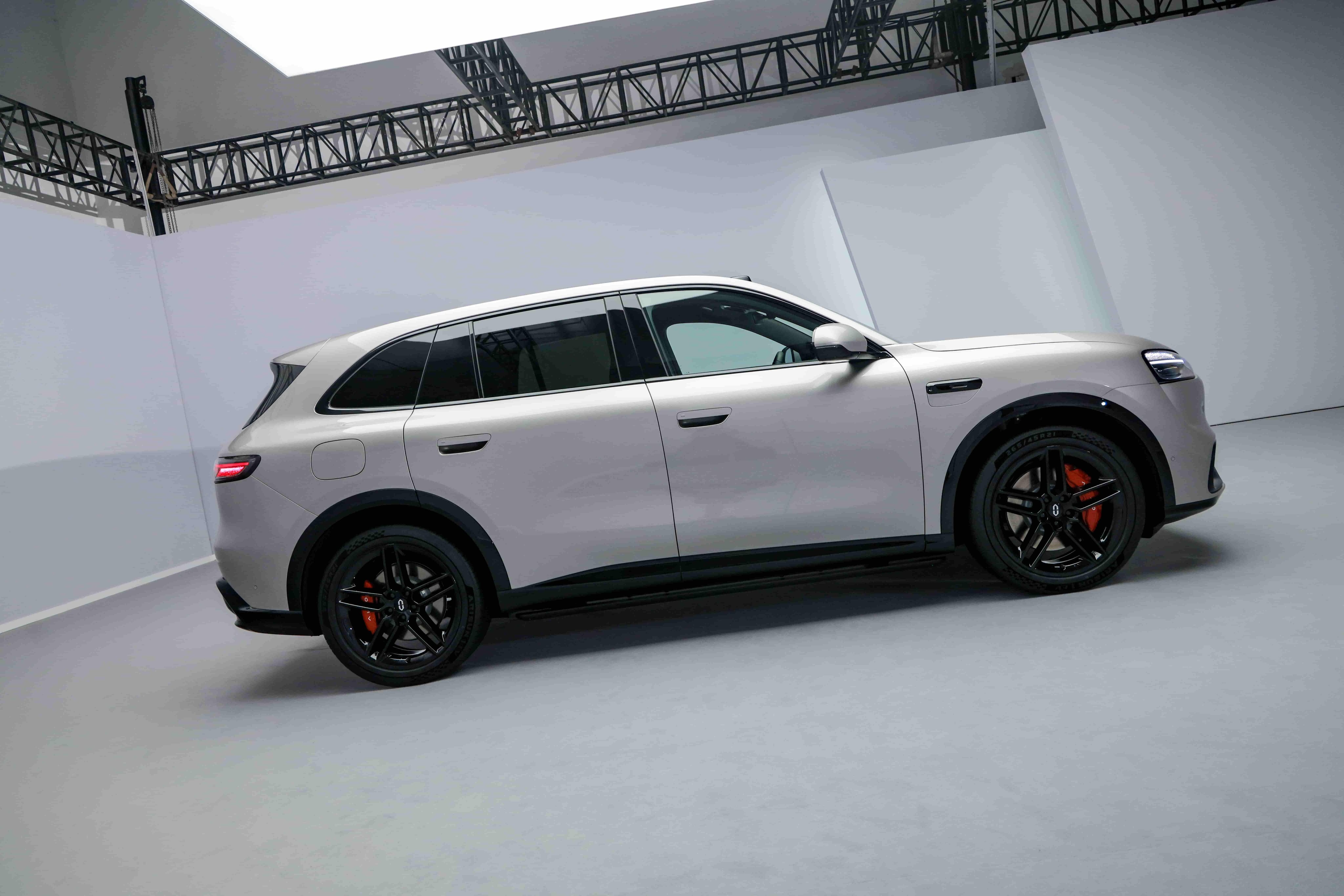 看完媒体们流出的问界M6外观内饰图，我最想给设计师加鸡腿的，绝对是这个副驾“灵感