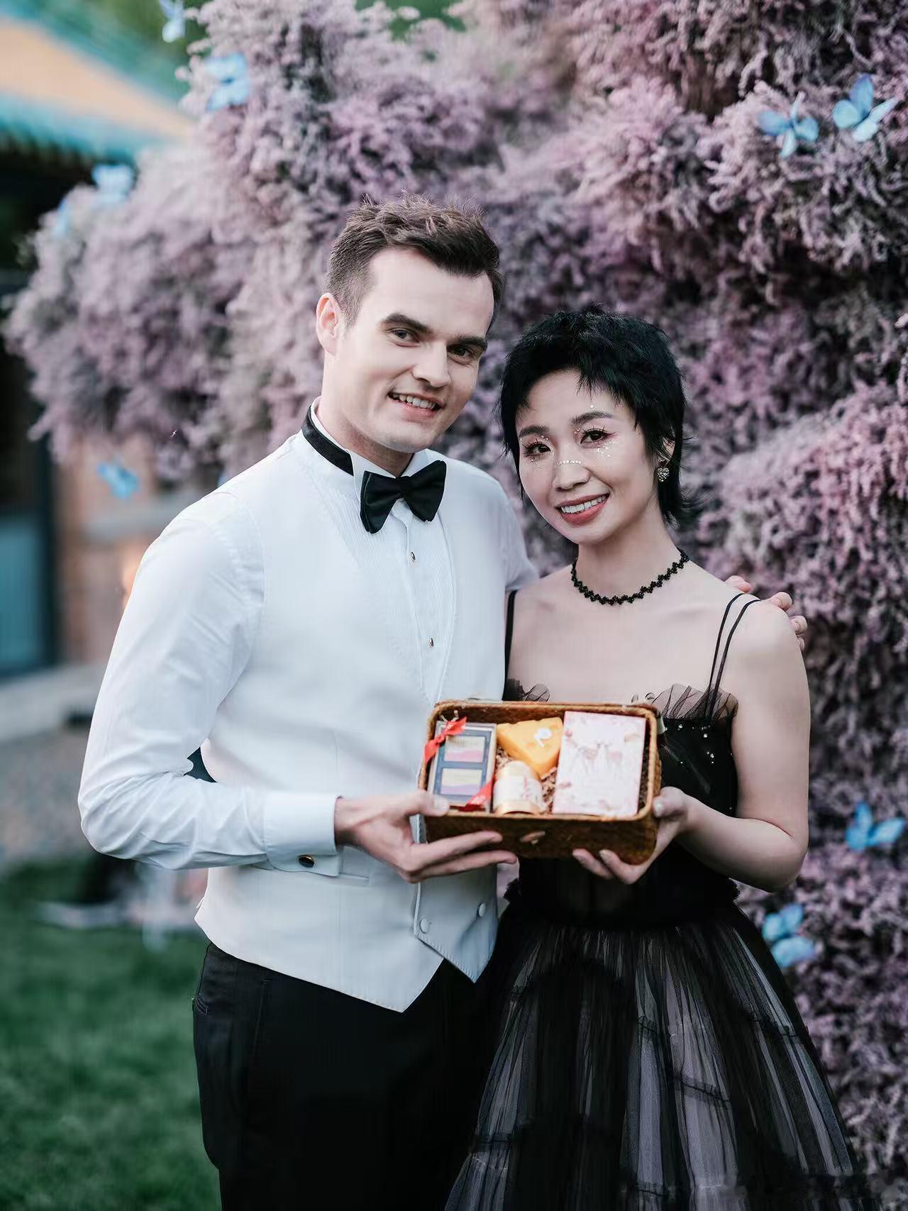 小鹿老公在三个女生中间挨个哄姐姐当家以为综艺剧本会很理想化，结果这一段满是烟火