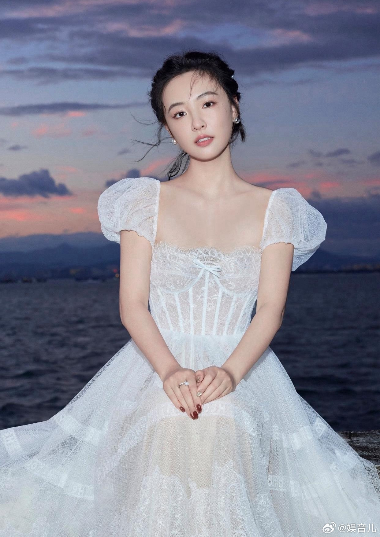 1.吴倩签约泰洋川禾之后状态不错，她本身人脉和圈内口碑都很好，大家愿意给她机会，只是自身热度不算高，