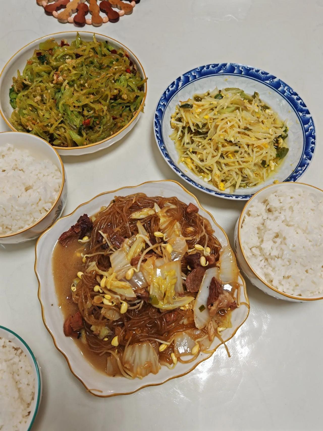 2025.5.5晚饭🥢五一假期最后一天了晚上老妈烧的菜青椒土豆丝凉拌莴