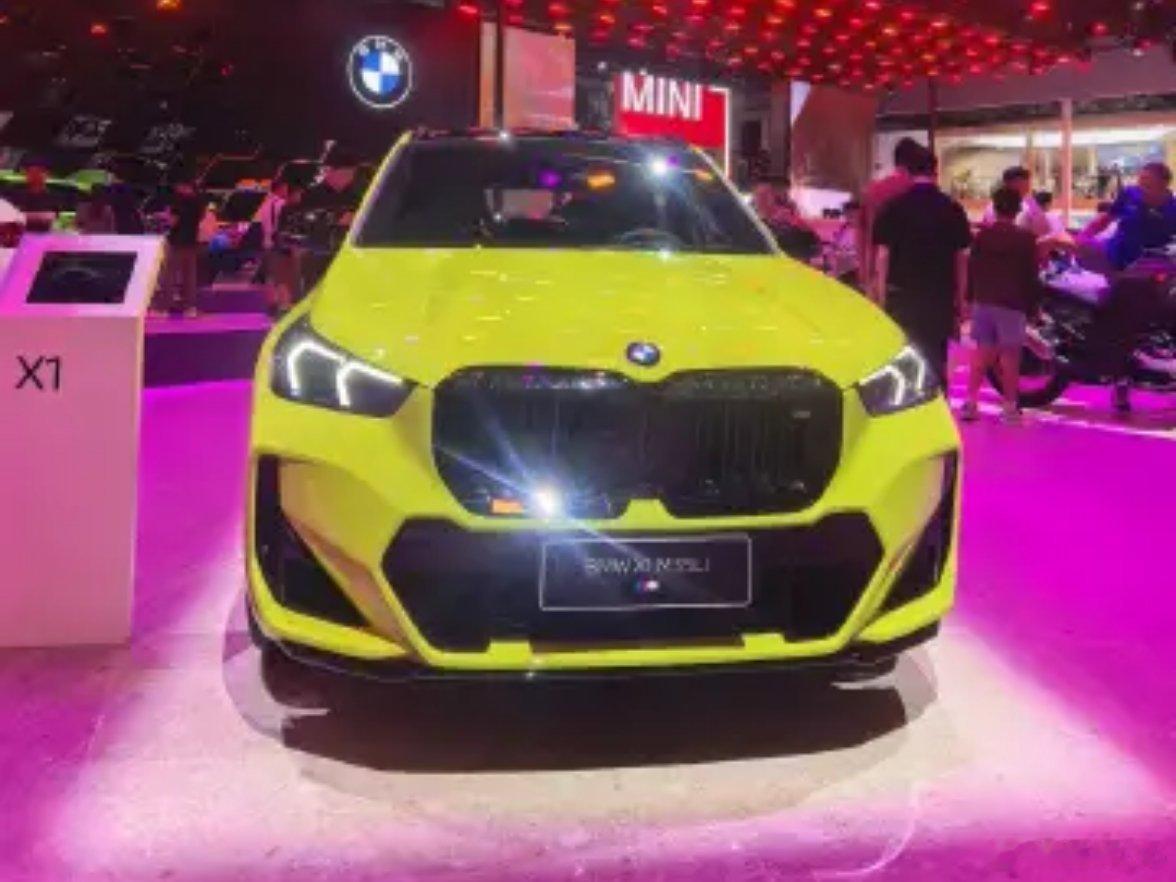 成都车展，字母“M”呈现宝马的强大产品实力。全新BMWM2CS双门轿跑车
