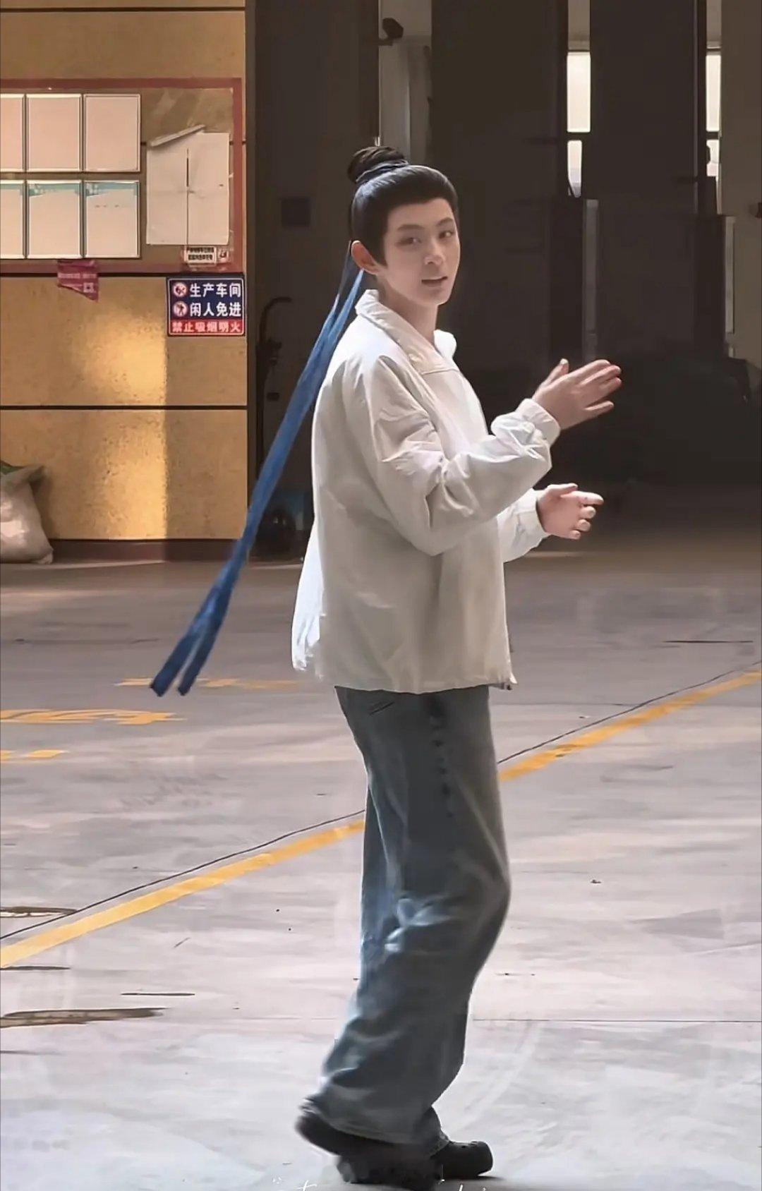 没人猜出来吗？？？这是女扮男装的赵晴！！！