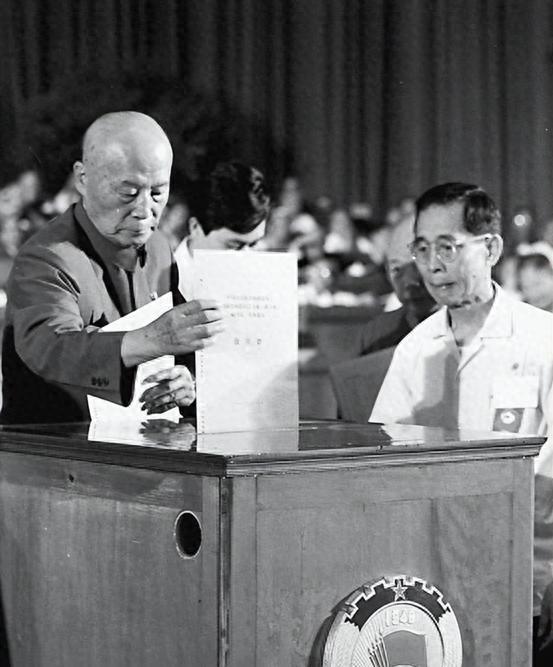 72年刘沙探望狱中丈夫吕正操，反复叮嘱他在面对毛主席时绝不可有丝毫疏远之心19